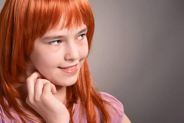 Porträt Des Süßen Mädchens Mit Roten Haaren Posiert — Stockfoto