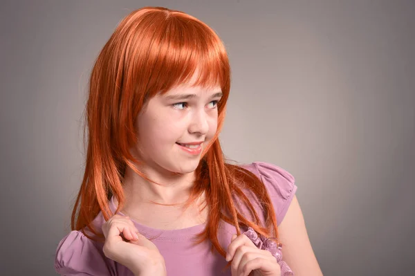 与红色头发的可爱的女孩的肖像摆姿势 — 图库照片