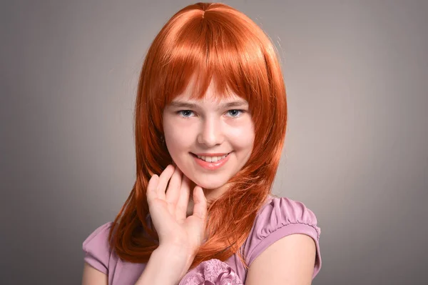 赤髪のポーズとかわいい女の子の肖像画 — ストック写真