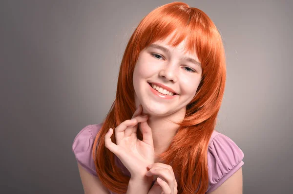 Πορτρέτο Του Χαριτωμένο Κορίτσι Κόκκινα Μαλλιά Ποζάρει — Φωτογραφία Αρχείου