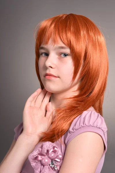 Porträt Des Süßen Mädchens Mit Roten Haaren Posiert — Stockfoto