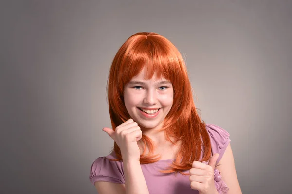 Portrét Roztomilá Dívka Červenými Vlasy Pózuje Studiu Palce Nahoru — Stock fotografie