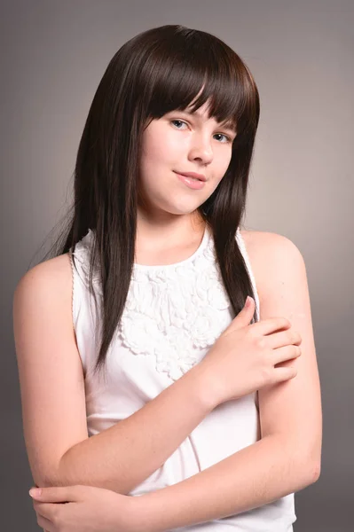 Retrato Menina Feliz Bonito Com Cabelo Escuro Posando — Fotografia de Stock