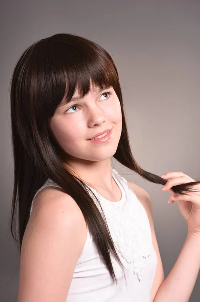 Portret Ładna Dziewczyna Szczęśliwy Stawianiem Ciemne Włosy — Zdjęcie stockowe