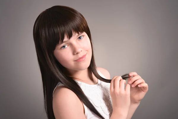 Retrato Menina Feliz Bonito Com Cabelo Escuro Posando — Fotografia de Stock