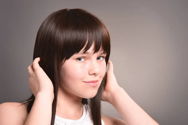 Porträt Des Süßen Glücklichen Mädchens Mit Dunklen Haaren Posiert — Stockfoto