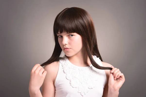 Porträt Des Süßen Mädchens Mit Dunklen Haaren Posiert — Stockfoto