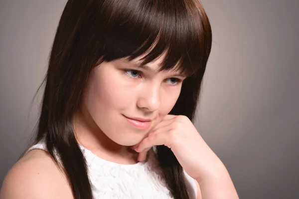 Retrato Linda Chica Feliz Con Pelo Oscuro Posando — Foto de Stock