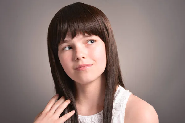 Portrét Roztomilý Šťastná Dívka Tmavými Vlasy Představují — Stock fotografie