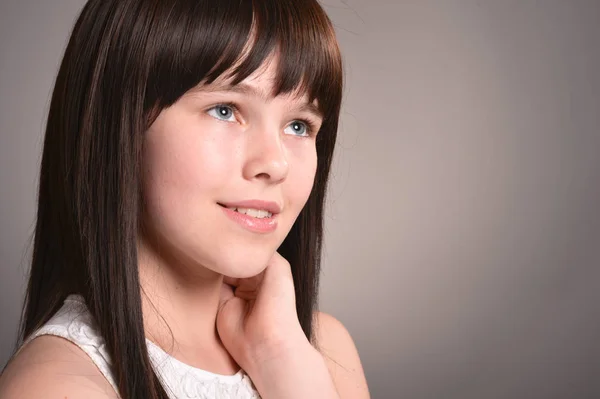 Portrait Mignonne Fille Heureuse Avec Les Cheveux Noirs Posant — Photo