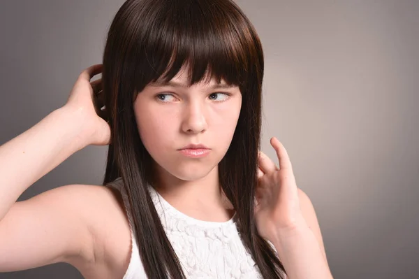 Retrato Menina Bonito Com Cabelo Escuro Posando — Fotografia de Stock