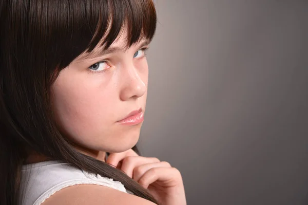 Porträt Des Süßen Mädchens Mit Dunklen Haaren Posiert — Stockfoto