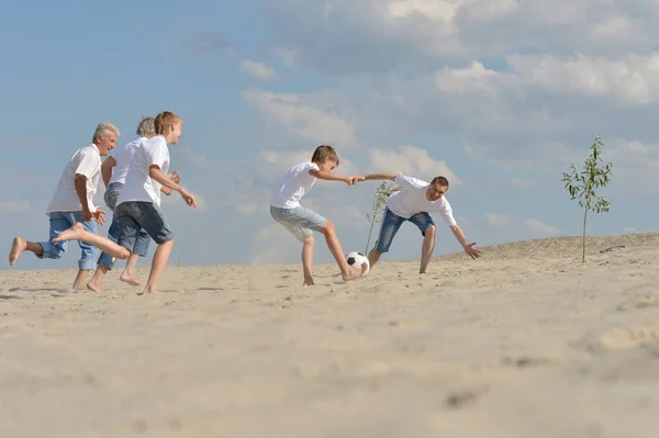 Famille Jouant Football Sur Une Plage Journée Été — Photo