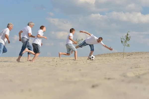 Famille Jouant Football Sur Une Plage Journée Été — Photo