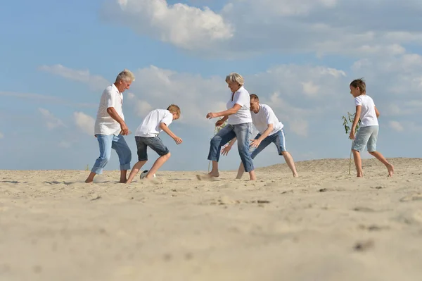 Famiglia Che Gioca Calcio Una Spiaggia Nella Giornata Estiva — Foto Stock