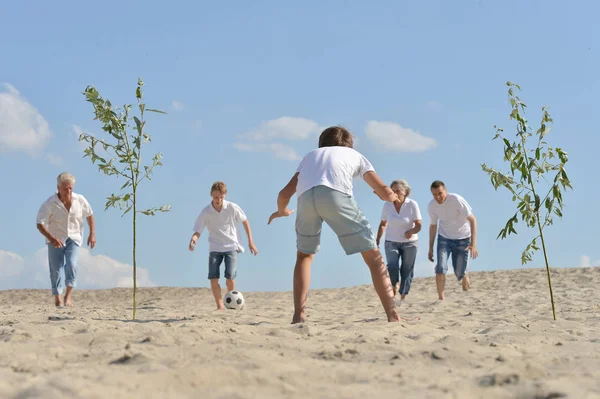 Familie Spielt Einem Sommertag Fußball Strand — Stockfoto