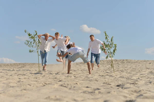 Rodzina Grająca Piłkę Nożną Plaży Letni Dzień — Zdjęcie stockowe