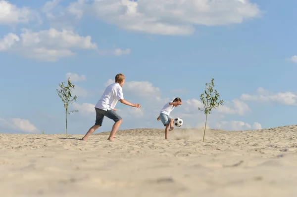 Два Брата Играют Футбол Пляже Летний День — стоковое фото