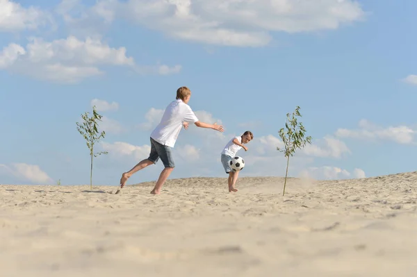 Dwóch Braci Grających Piłkę Nożną Plaży Letni Dzień — Zdjęcie stockowe