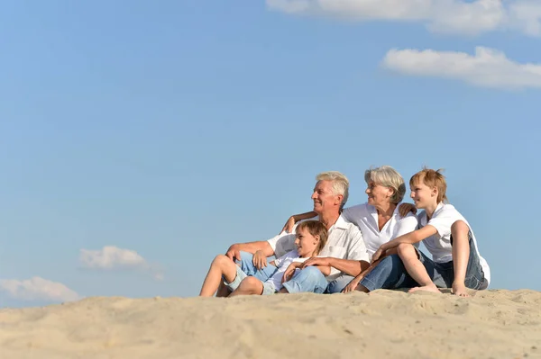 Großeltern Mit Ihren Enkeln Sand — Stockfoto