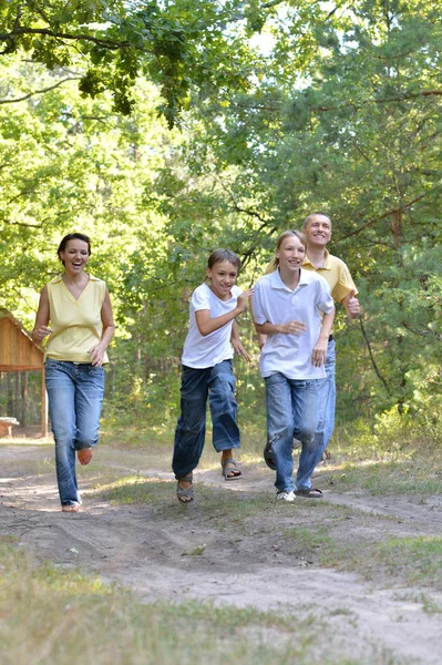 Família Feliz Quatro Parque Outono Execução — Fotografia de Stock