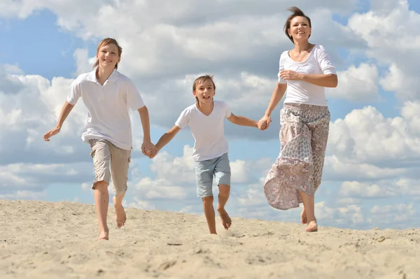 夏天海滩上的快乐家庭 — 图库照片