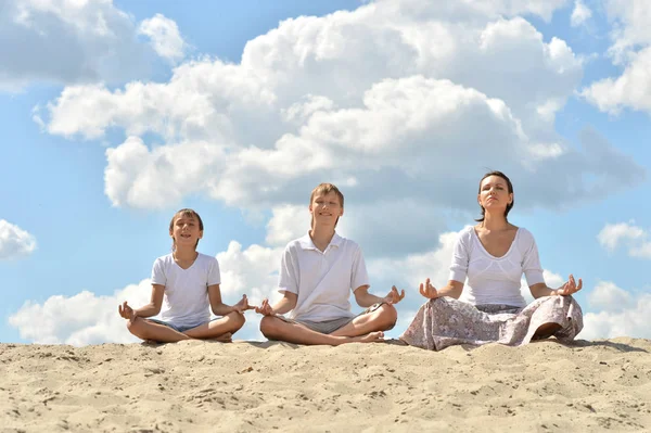 Glückliche Familie Strand Praktiziert Yoga — Stockfoto