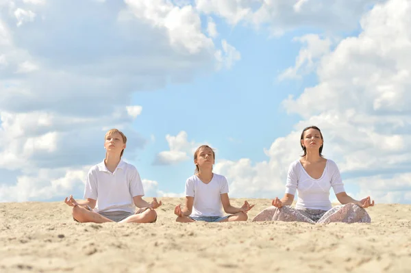 Famille Heureuse Sur Plage Pratiquant Yoga — Photo