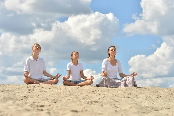 Familia Feliz Playa Practicando Yoga — Foto de Stock