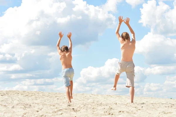 Мальчики Пляже Летний День — стоковое фото
