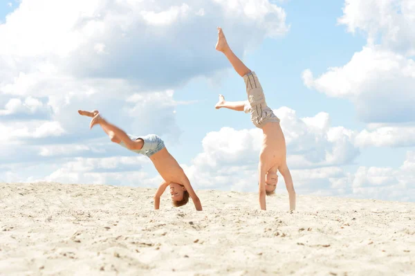 Chłopcy Plaży Letni Dzień — Zdjęcie stockowe