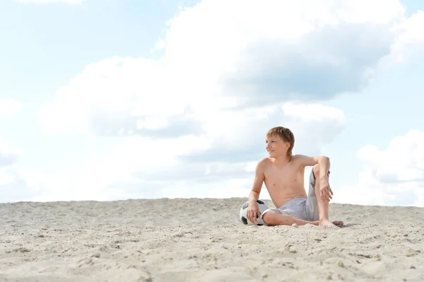 男孩与球在海滩上在夏天天 — 图库照片