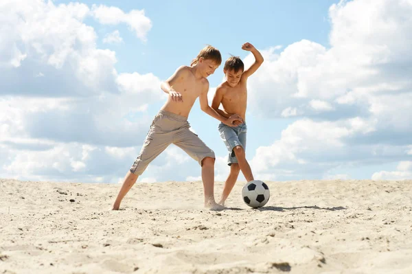 Due Fratelli Che Giocano Calcio Sulla Spiaggia Nella Giornata Estiva — Foto Stock