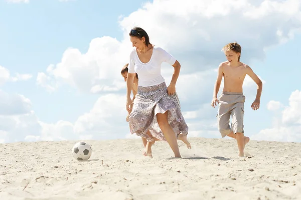 幸福的家庭 在夏季的一天在海滩上踢足球 — 图库照片