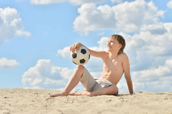 夏の日のビーチの上にボールを持つ少年 — ストック写真