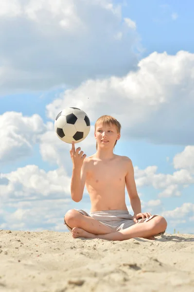 男孩与球在海滩上在夏天天 — 图库照片