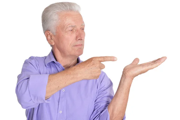 Gelukkig senior man in shirt gebaren — Stockfoto