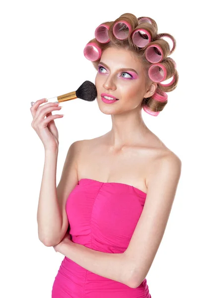 Mladá žena drží make-up štětce — Stock fotografie