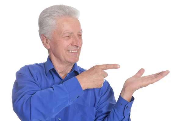 Homem sênior feliz em gestos camisa — Fotografia de Stock