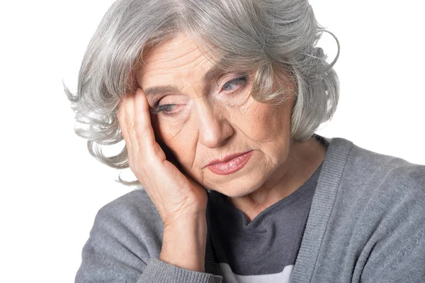 在白色背景查出的灰色衬衫老年妇女的画像与头疼 — 图库照片