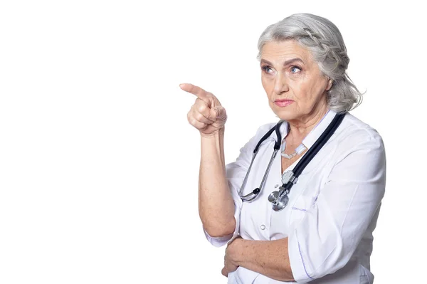 Portrait Une Belle Médecin Âgée Posant Sur Fond Blanc Pointant — Photo