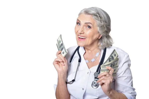 Retrato Uma Bela Médica Sênior Posando Contra Fundo Branco Com — Fotografia de Stock