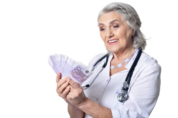 Maduro Feminino Médico Com Dinheiro Posando Contra Branco — Fotografia de Stock