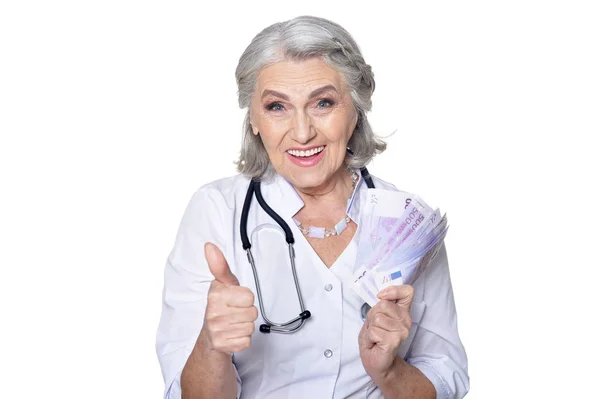 Maduro Feminino Médico Com Dinheiro Posando Contra Branco — Fotografia de Stock