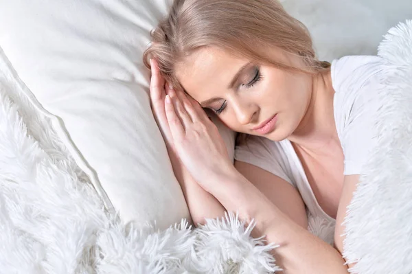 Beautiful Young Woman Lying Soft Bed — Stock Photo, Image