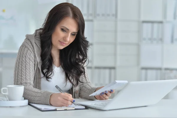 Portrait Une Belle Jeune Femme Travaillant Bureau Avec Ordinateur Portable — Photo