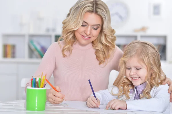 Mor Med Dotter Rita Med Färgglada Pennor — Stockfoto