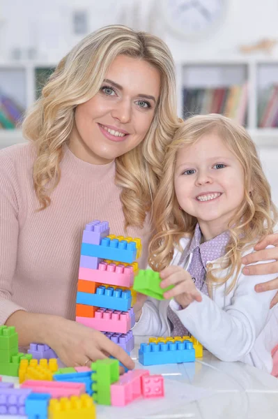 Klein Meisje Moeder Spelen Met Kleurrijke Kunststof Blokken Thuis — Stockfoto