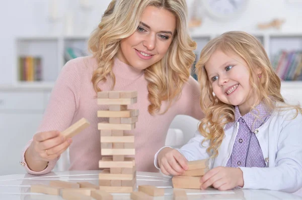 Klein Meisje Moeder Spelen Met Blokken Thuis — Stockfoto
