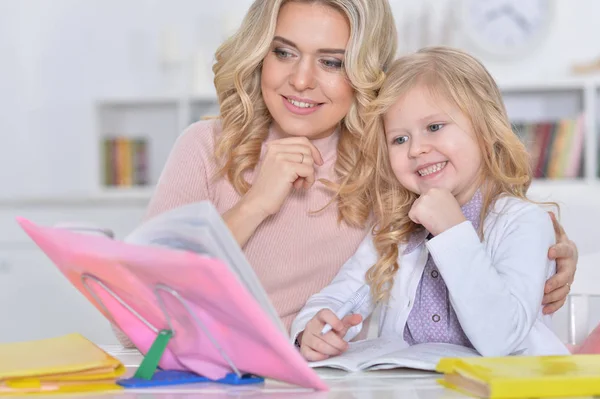 Retrato Una Hermosa Niña Linda Leyendo Libro Con Madre Mesa —  Fotos de Stock